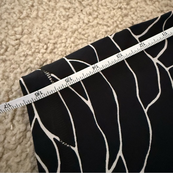 lululemon athletica Black and White Pattern Cropped Leggings - Picture 7 of 10